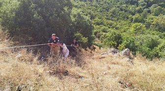 Defne’de indiği uçurumdan çıkamayan vatandaşı itfaiye kurtardı