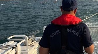 Deniz yatağı ile sürüklenen şahısları sahil güvelik kurtardı