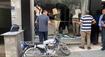 Elazığ’da otomobille çarpışan motosiklet mağazaya girdi: 1 yaralı