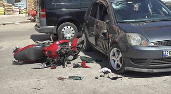 Eskişehir’de manevra yapan otomobile motosiklet yandan çarptı: 1 yaralı