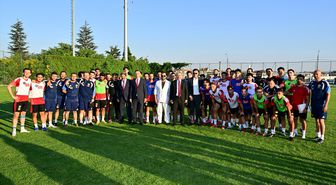 Eskişehir Valisi Yılmaz ile AK Parti Milletvekili Hatipoğlu Eskişehirspor'u ziyaret etti
