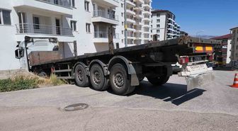 Facianın eşiğinden dönüldü: Freni boşalan tırın apartmana çarpma anı kameraya yansıdı