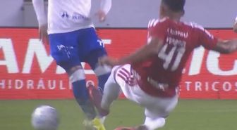 Futbolda bir ilk: Sakatladığı rakibi iyileşene kadar sahaya çıkamayacak