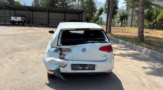 Hakkari'de otomobil ile kamyonun çarpıştığı kazada bir kişi yaralandı