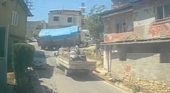 Hatay'da inşaat malzemesi yüklü kamyonun devrilme anı kamerada