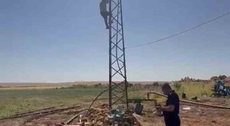 Kaçak trafonun sökülmesini engellemek için elektrik direğine çıktı