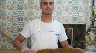 Kavurucu sıcaklarda ocak başında 800 lahmacun pişiriyor