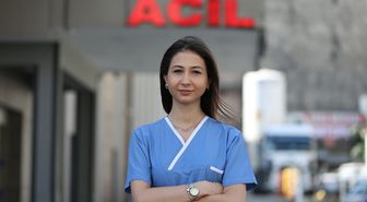 Kazada yaralanan yayaya sedyede kalp masajı yapan paramediğin zamana karşı mücadelesi takdir topladı