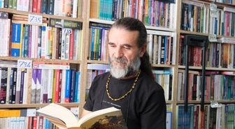 Kitap sevgisini 53 bin eserlik sahaf dükkanına taşıdı