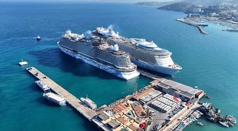 Kuşadası'na 2 kruvaziyerle 9 bin 150 turist geldi