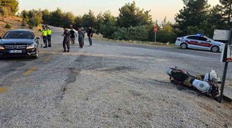 Motosiklet otomobile çarptı: 2 yaralı