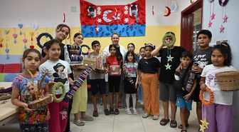 Öğrenciler yaz tatilinde atık malzemelerden dekoratif ürün tasarlıyor