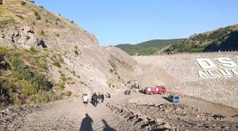 Otomobil dere yatağına yuvarlandı; 3 ölü, 3 yaralı