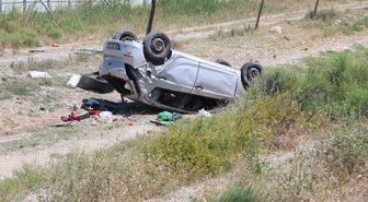 Takla atan otomobildeki 8 yaşındaki çocuk öldü, anne, baba ve kardeşi yaralandı