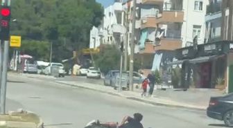 Tehlikeli hareketlerle motosikleti süren sürücü ve arkasındaki yolcunun düşme anı kameraya yansıdı