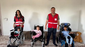 Türk Kızılay Silopi Şubesinden cam kemik hastası 3 kardeşe tekerlekli sandalye desteği