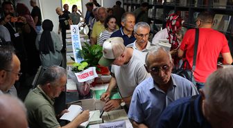 Türk Tarih Kurumunun Trabzon'daki 'mobil kitap satış mağazası'nda imza günü etkinliği yapıldı