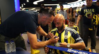 Vedat Muriqi imza gününde Fenerbahçeli taraftarlarla buluştu