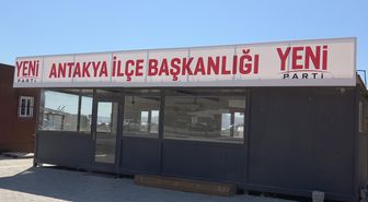Yeni Parti’nin ilk tabelası Antakya’da konteyner binaya asıldı
