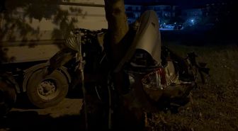 Ağaca çarpıp ikiye bölünen otomobilin sürücüsü yaralandı