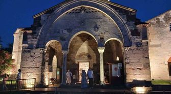 Akşamları ışıklandırılan Ayasofya ziyaretçileri hayran bırakıyor