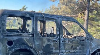 Alanya'da çalılık yangınında ev ve hafif ticari araç zarar gördü