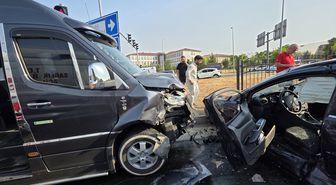 Bingöl'de minibüs ile otomobil çarpıştı, 5 kişi yaralandı