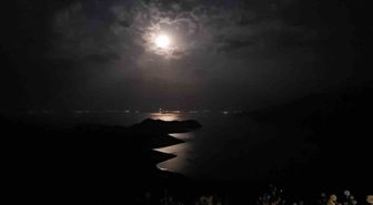 Bulutların arasından yükselen Geyik Dolunayı, Van Gölü ve Saint Thomas Kilisesi ile buluştu