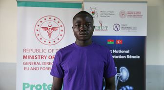 Burkina Faso'da böbrek nakli yapılacak hastaların Türk doktorlarına güveni tam