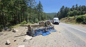 Domaniç’te beton parçaları yüklü traktör vadiye yuvarlandı, sürücüsü yaralandı