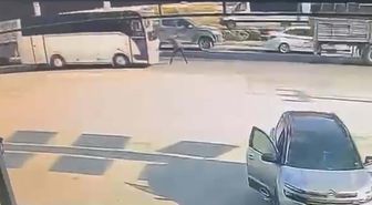 Emniyet şeridinde midibüsün çarptığı servis şoförü öldü