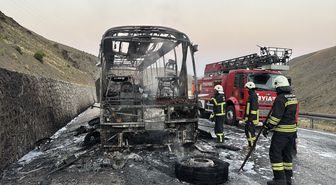 Erzincan'da yolcu otobüsü yangında kullanılamaz hale geldi