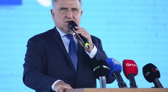 Gençlik ve Spor Bakanı Osman Aşkın Bak, Kağıthane'de genç sporcularla buluştu