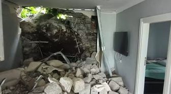Heyelanda kaya parçası eve isabet etti