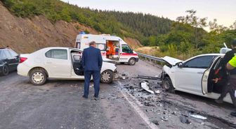 Kastamonu’da iki otomobil kafa kafaya çarpıştı: 4 yaralı