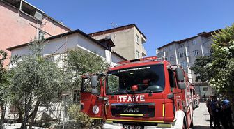 Kocaeli'de 2 katlı evin çatısında çıkan yangın söndürüldü
