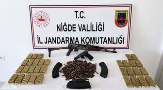 Niğde’de bir evde yapılan aramada AK-47 kalaşnikof tüfek ve ruhsatsız tabanca ele geçirildi