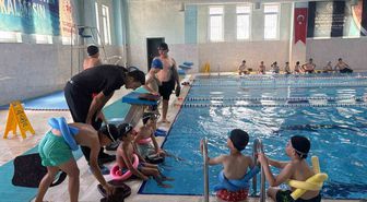 Patnos’ta 'Yüzme Bilmeyen Kalmasın' Projesiyle çocuklar yüzme öğreniyor