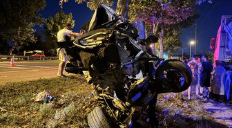 Sakarya'da ağaca çarpan otomobil ikiye ayrıldı
