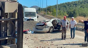 Sakarya'da kamyonun otomobilin üzerine devrilmesi sonucu 6 kişi yaralandı