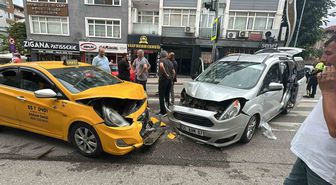 Samsun’da hafif ticari araç ile taksi kafa kafaya çarpıştı: 2 yaralı