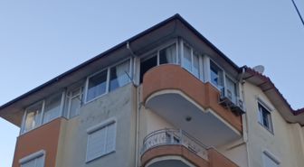 Şiddetli rüzgarda yerinden kopan pencere 5. kattan düştü