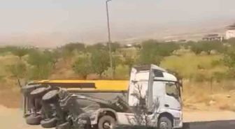 Siirt’te kum yüklü bir kamyon devrildi