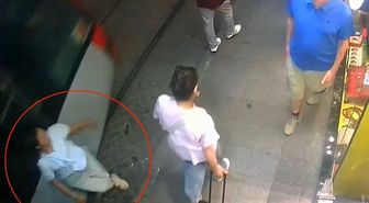 Sirkeci’de tramvay kadına çarptı