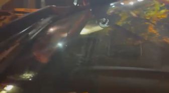 Trafik polisi aracına sıkışan kedi, çekiciyle kurtarıldı