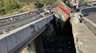 Uşak’ta tır, iki köprü arasına devrildi: 1 ölü