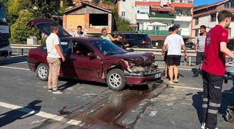 Yayalara yol veren kamyona otomobil çarptı: 2 yaralı