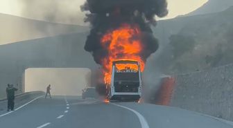 Alev topuna dönen yolcu otobüsü kamerada