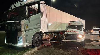 Samsun’da ambulans ile TIR çarpıştı: 3’ü sağlıkçı, 6 kişi yaralandı
