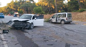 Antalya'da otomobil ile hafif ticari aracın çarpıştığı kazada 5 kişi yaralandı